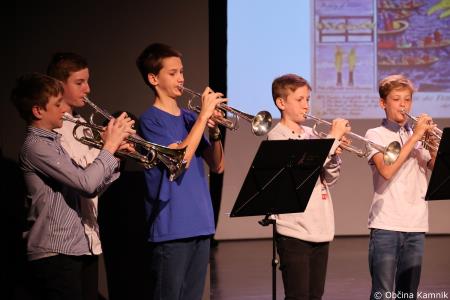 A me slišiš Pet čevljev merim, palcev pet (17)